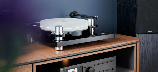 Audioblock PS-100+ Mit dem Audioblock PS-100+ erwerben Sie einen hochwertigen Plattenspieler mit einem exzellenten Preis-Leistungs-Verhältnis! Zweilagiger Sandwichaufbau für beste Resonanzabsorbtion, Vollmetallfüße in Form von Spikes, Massiver Plattenteller aus Acrylglas, 9,5 Zoll Arm von ProJect (11,5g), Vollautomatische Geschwindigkeitsregelung, Ortofon OM5E System Audioblock PS-100+ Mit dem Audioblock PS-100+ erwerben Sie einen hochwertigen Plattenspieler mit einem exzellenten Preis-Leistungs-Verhältnis! Zweilagiger Sandwichaufbau für beste Resonanzabsorbtion, Vollmetallfüße in Form von Spikes, Massiver Plattenteller aus Acrylglas, 9,5 Zoll Arm von ProJect (11,5g), Vollautomatische Geschwindigkeitsregelung, Ortofon OM5E System