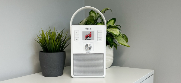 Audioblock EMOTION Musik nur an einem festen Standort? Jetzt gibt es das eMotion mit einem stylischen Tragegriff zum mitnehmen. Der optionale Akku hat eine Laufzeit von bis zu 8 Stunden. Stationsspeichertasten am Gerät, Farbdisplay, Streaming, Bluetooth, Spotify Connect, UKW | DAB+ | Internetradio, USB, Holzgehäuse, Bis zu 8 Stunden Akkulaufzeit, Fernbedienung Audioblock EMOTION Musik nur an einem festen Standort? Jetzt gibt es das eMotion mit einem stylischen Tragegriff zum mitnehmen. Der optionale Akku hat eine Laufzeit von bis zu 8 Stunden. Stationsspeichertasten am Gerät, Farbdisplay, Streaming, Bluetooth, Spotify Connect, UKW | DAB+ | Internetradio, USB, Holzgehäuse, Bis zu 8 Stunden Akkulaufzeit, Fernbedienung